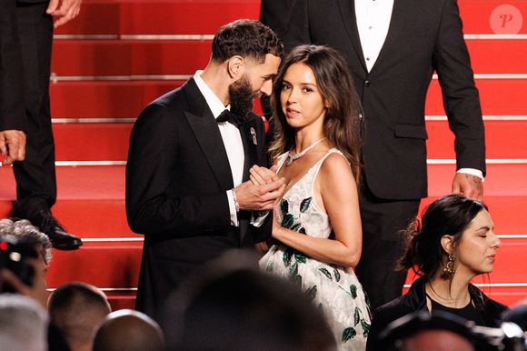 Karim Benzema et sa compagne Lyna Khoudri à la descente des marches du film " 13 jours 13 nuits " lors du 78ème Festival International du Film de Cannes. Le 23 mai 2025 © © Jacovides-Moreau / Bestimage / Bestimage