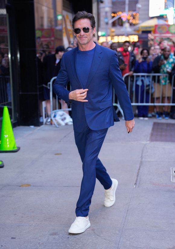 Hugh Jackman a depuis été vu en compagnie de Sutton Foster, rencontrée à Brodway sur scène dans "The Music Man".

Hugh Jackman arrive aux studios de ABC à New York, le 19 mai 2025 @Backgrid USA / Bestimage
