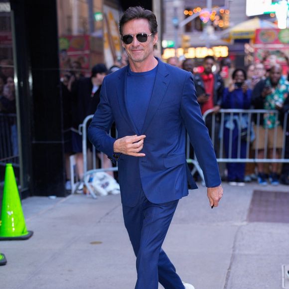 Hugh Jackman a depuis été vu en compagnie de Sutton Foster, rencontrée à Brodway sur scène dans "The Music Man".

Hugh Jackman arrive aux studios de ABC à New York, le 19 mai 2025 @Backgrid USA / Bestimage