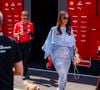 La jeune femme a d'abord opté pour une élégante robe bleu ciel signée Emilio Pucci

Alexandra Leclerc, compagne de CHARLES LECLERC en compagnie de leur chien Leo Leclerc, vendredi 24 juillet 2026, lors du Grand Prix de Hongrie de Formule 1. Photo d'Antoine LAPEYRE / Reveries Agency via ABACAPRESS.COM