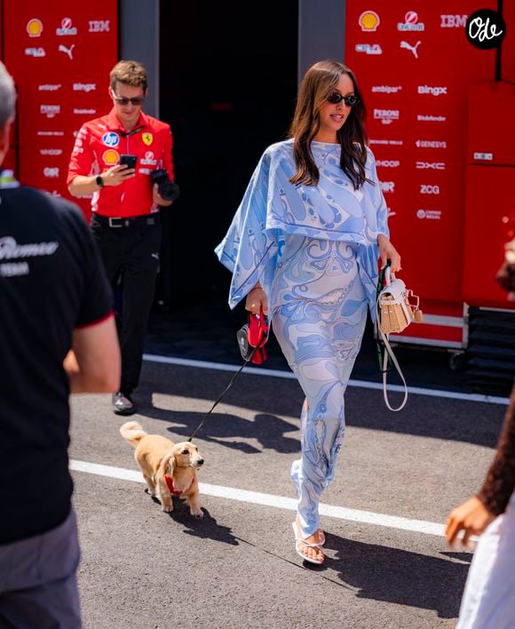 La jeune femme a d'abord opté pour une élégante robe bleu ciel signée Emilio Pucci

Alexandra Leclerc, compagne de CHARLES LECLERC en compagnie de leur chien Leo Leclerc, vendredi 24 juillet 2026, lors du Grand Prix de Hongrie de Formule 1. Photo d'Antoine LAPEYRE / Reveries Agency via ABACAPRESS.COM