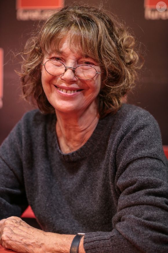 Exclusif - Jane Birkin dédicace son livre "Munkey Diaries - Journal, 1957-1982" à la librairie Furet du Nord à Lille le 15 novembre 2019. © Stéphane Vansteenkiste / Bestimage