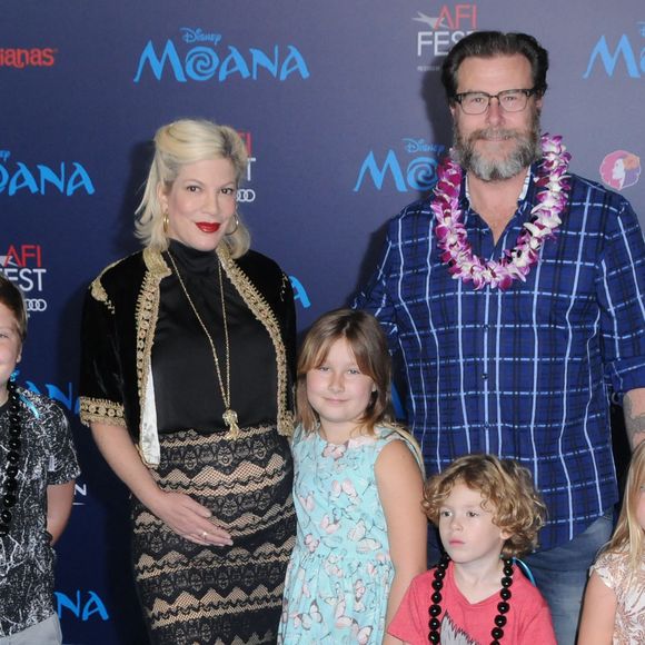Tori Spelling, Dean McDermott et leurs enfants Finn Davey, Hattie Margaret, et Stella Doreen à Los Angeles, le 14 novembre 2016. 

Photo : Birdie Thompson / AdMedia via Zuma / Bestimage