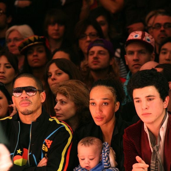 La mère de Matisse est l'ex-compagne de Joey, Leïla.
Le chanteur français JoeyStarr, sa compagne Leila et leur fils Matisse assistent au défilé de la collection de prêt-à-porter automne-hiver 2008-2009 de Jean-Charles de Castelbajac à Paris, France, le 29 février 2008. Photo Guignebourg-Nebinger-Orban-Taamallah/ABACAPRESS.COM
