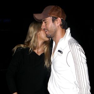 Anna Kournikova et Enrique Iglesias très amoureux dans les rues de Miami. @ KADENA PRESS / BESTIMAGE
