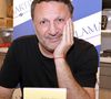 Exclusif - Arthur (Jacques Essebag) en séance de dédicaces pour la sortie de son nouveau livre "Même la nuit ne veut pas de moi (Ed. Grasset)" à la librairie Lamartine à Paris, le 27 mai 2026.
© Cédric Perrin / Bestimage