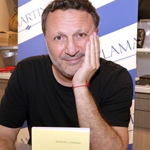 Exclusif - Arthur (Jacques Essebag) en séance de dédicaces pour la sortie de son nouveau livre "Même la nuit ne veut pas de moi (Ed. Grasset)" à la librairie Lamartine à Paris, le 27 mai 2026.
© Cédric Perrin / Bestimage
