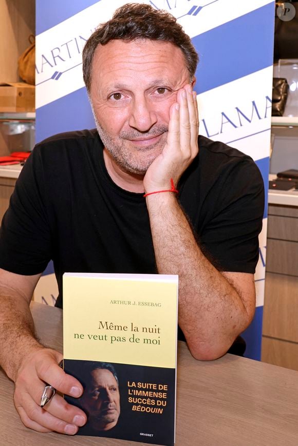 Exclusif - Arthur (Jacques Essebag) en séance de dédicaces pour la sortie de son nouveau livre "Même la nuit ne veut pas de moi (Ed. Grasset)" à la librairie Lamartine à Paris, le 27 mai 2026.
© Cédric Perrin / Bestimage