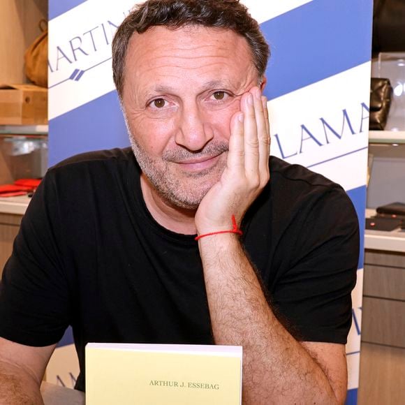 Exclusif - Arthur (Jacques Essebag) en séance de dédicaces pour la sortie de son nouveau livre "Même la nuit ne veut pas de moi (Ed. Grasset)" à la librairie Lamartine à Paris, le 27 mai 2026.
© Cédric Perrin / Bestimage