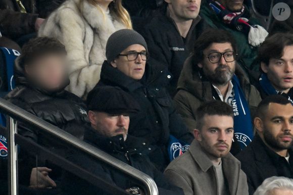 et envoyant les Parisiens aux barrages pour tenter de jouer les huitièmes de finale de la compétition.

Guillaume Canet et son fils Marcel dans les tribunes du match de Ligue des Champions entre le Paris Saint-Germain (PSG) contre Newcastle (1-1) au Parc des Princes à Paris le 28 janvier 2026. © Lionel Urman/PsnewZ/Bestimage