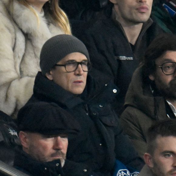 et envoyant les Parisiens aux barrages pour tenter de jouer les huitièmes de finale de la compétition.

Guillaume Canet et son fils Marcel dans les tribunes du match de Ligue des Champions entre le Paris Saint-Germain (PSG) contre Newcastle (1-1) au Parc des Princes à Paris le 28 janvier 2026. © Lionel Urman/PsnewZ/Bestimage