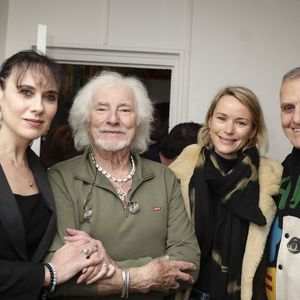 Exclusif - Hugues Aufray, sa femme Murielle, Jean-Charles de Castelbajac et sa femme Pauline de Drouas en backstage du concert de Hugues Aufray au Le Dôme de Paris - Palais des Sports le 9 novembre 2025.

© Jack Tribeca / Bestimage
