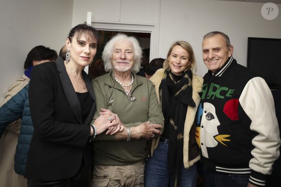 Exclusif - Hugues Aufray, sa femme Murielle, Jean-Charles de Castelbajac et sa femme Pauline de Drouas en backstage du concert de Hugues Aufray au Le Dôme de Paris - Palais des Sports le 9 novembre 2025.

© Jack Tribeca / Bestimage