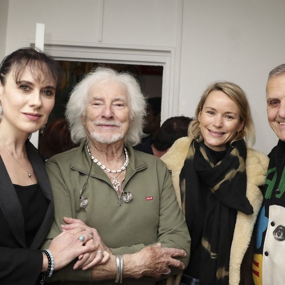 Exclusif - Hugues Aufray, sa femme Murielle, Jean-Charles de Castelbajac et sa femme Pauline de Drouas en backstage du concert de Hugues Aufray au Le Dôme de Paris - Palais des Sports le 9 novembre 2025.

© Jack Tribeca / Bestimage
