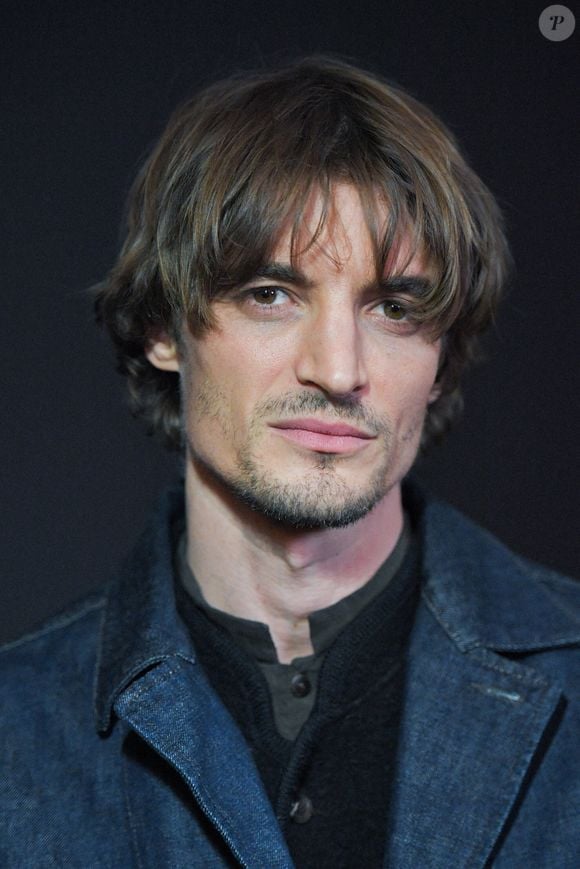 Niels Schneider assiste au Prix André Bazin Cahiers Du Cinéma à La Coupole à Paris, France, le 12 décembre 2024. Photo par Aurore Marechal/ABACAPRESS.COM