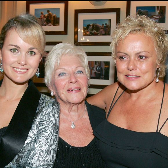 Laeticia Hallyday, Line Renaud et Muriel Robin à la générale de la pièce Les grandes occasions au théâtre Edouard VII de Paris en 2006 - © Rindoff Guirec Bestimage