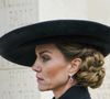 Le journaliste l'a présentée comme étant "Kate Middleton", ce qui n'est plus vraiment exact.

Catherine Kate Middleton, princesse de Galles, assiste à la cérémonie du souvenir de l'Armistice, au National Memorial Arboretum, à Burton-on-Trent, dans l'East Staffordshire. Photo par Julien Burton / Bestimage