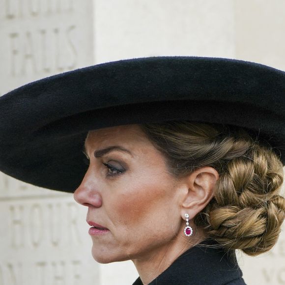 Le journaliste l'a présentée comme étant "Kate Middleton", ce qui n'est plus vraiment exact.

Catherine Kate Middleton, princesse de Galles, assiste à la cérémonie du souvenir de l'Armistice, au National Memorial Arboretum, à Burton-on-Trent, dans l'East Staffordshire. Photo par Julien Burton / Bestimage