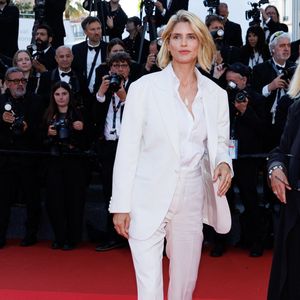 Un choix audacieux face aux tenues sombres du tapis rouge.
Alice Taglioni - Montée des marches du film " Histoires de la nuit " lors du 79ème Festival International du Film de Cannes, le 21 mai 2026. © Jacovides-Moreau / Bestimage