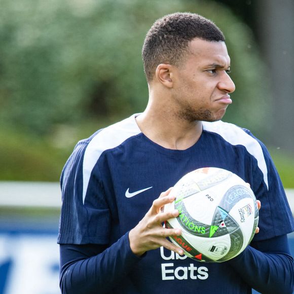 Kylian Mbappé lors de l'entraînement des joueurs de l'équipe de France de football au centre de formation et centre National du Football de Clairefontaine-en-Yvelines, France, le 2 juin 2025. © Baptiste Autissier/Psnewz/Bestimage