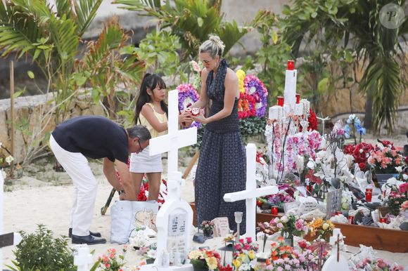 Exclusif - Jean-Pierre Millot (ami très proche du couple Hallyday depuis des années, éditeur à Saint-Barthélemy), Joy Hallyday, Laeticia Hallyday - Laeticia Hallyday est allée déposer des bougies sur la tombe de J. Hallyday avec ses filles Jade et Joy et des amis au cimetière de Lorient à Saint-Barthélemy, le 23 avril 2018.