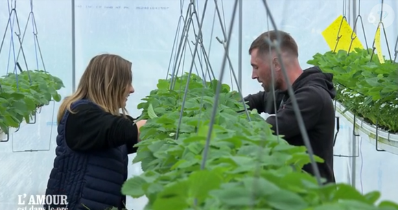 Océane à la ferme avec ses prétendants dans "L'amour est dans le pré".