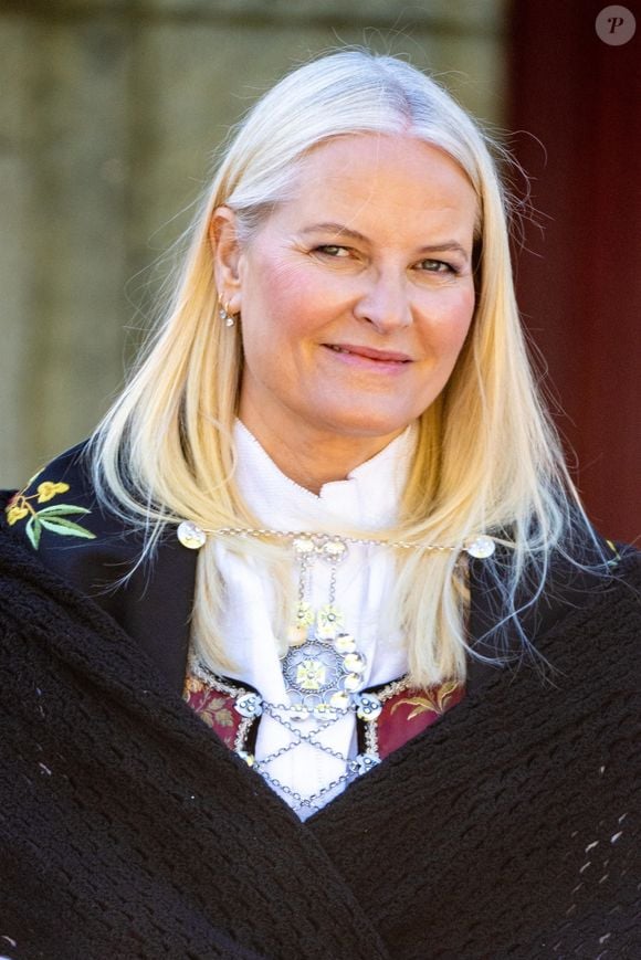 Lors des célébrations de la Fête nationale norvégienne, le 17 mai 2025, la princesse héritière Mette-Marit et la princesse Ingrid Alexandra salueront le public depuis le balcon du Palais royal d'Oslo. Cet événement marque un moment important des festivités annuelles du pays. © Backgrid USA / Bestimage