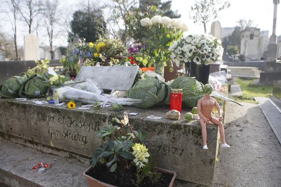 Illustration de la tombe de Serge Gainsbourg au cimetière du Montparnasse dans le 14ème arrondissement de Paris lors du 30ème anniversaire de sa mort, à Paris, France, le 2 mars 2021. © Christophe Clovis/Bestimage