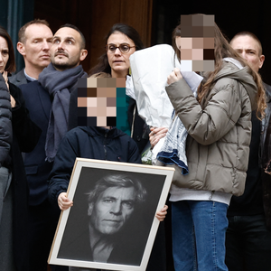 Le comédien est mort à 72 ans des suites d'un cancer.

Exclusif - Valérie Keruzoré (femme de Tcheky Karyo) et leurs enfants Louise et Hélios - La famille et les proches de Tchéky Karyo à la sortie de l'hommage en l'église Saint Roch à Paris le 13 novembre 2025. AGENCE / BESTIMAGE