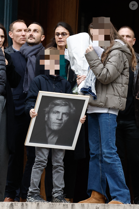 Le comédien est mort à 72 ans des suites d'un cancer.

Exclusif - Valérie Keruzoré (femme de Tcheky Karyo) et leurs enfants Louise et Hélios - La famille et les proches de Tchéky Karyo à la sortie de l'hommage en l'église Saint Roch à Paris le 13 novembre 2025. AGENCE / BESTIMAGE