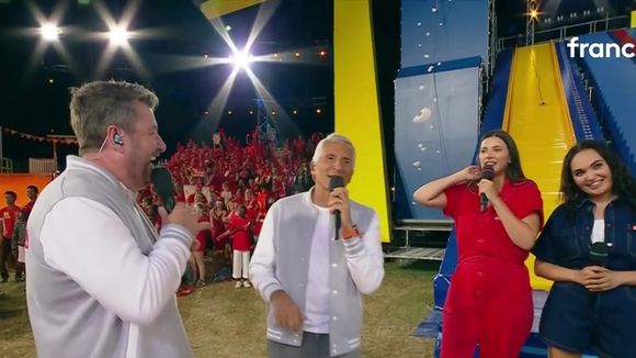 Nagui et Bruno Guillon se trompent en annonçant par erreur les gains d'un téléspectateurs qui avait en réalité perdu en direct dans Intervilles sur France 2.
Crédit : Intervilles France 2