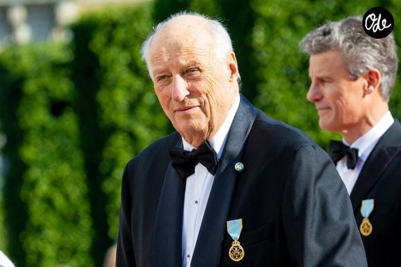 Âgé de 89 ans, le souverain souffre désormais d’une anémie hémolytique, une maladie qui entraîne une destruction rapide des globules rouges.

Des membres de la famille royale suédoise et plusieurs membres de familles royales européennes ont assisté aux célébrations des noces d’or à Stockholm, en Suède. Sur la photo : le roi Harald V de Norvège.
Backgrid USA / Bestimage