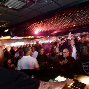 J.Roch a reçu ses amis pour fêter la fermeture de son célèbre club privé, "VIP Room" à Saint-Tropez, après 29 ans d'existence, le 5 avril 2026. Après un dernier week-end de fête, du 3 au 5 avril 2026, le célèbre établissement sera remplacé par le "Lilly's Club".
© Luc Boutria / Nice Matin / Bestimage