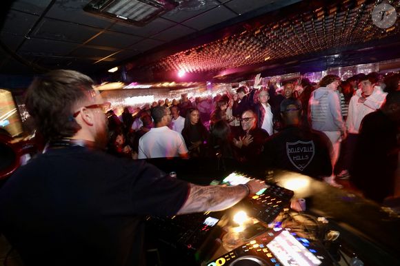 J.Roch a reçu ses amis pour fêter la fermeture de son célèbre club privé, "VIP Room" à Saint-Tropez, après 29 ans d'existence, le 5 avril 2026. Après un dernier week-end de fête, du 3 au 5 avril 2026, le célèbre établissement sera remplacé par le "Lilly's Club".
© Luc Boutria / Nice Matin / Bestimage