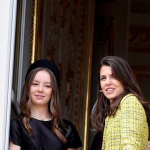 La princesse Alexandra de Hanovre, Charlotte Casiraghi - La famille princière de Monaco au balcon du palais, à l'occasion de la Fête Nationale de Monaco, le 19 novembre 2025. © Dominique Jacovides/Bestimage