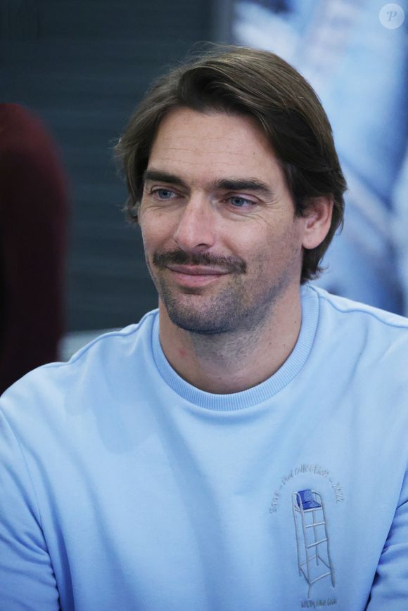 Exclusif -  Camille Lacourt en dédicace a Neuilly-Sur-Seine  le 9 novembre 2024. Agence / Bestimage