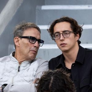 Julien Courbet et son fils Gabin dans les tribunes lors de la session du soir des Internationaux de France de Tennis de Roland Garros 2025, à Paris, France, le 4 juin 2025. © Jacovides-Moreau/Bestimage