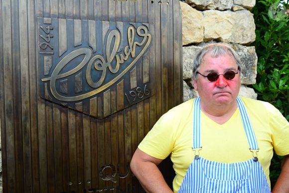 Une stèle en hommage à l'humoriste Coluche a été dévoilée devant près de 4.000 personnes à Opio, tout près de l'endroit où Coluche a perdu la vie il y a 30 ans jour pour jour à Opio le 19 juin 2016.
