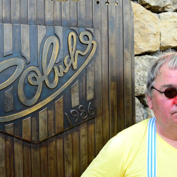 Une stèle en hommage à l'humoriste Coluche a été dévoilée devant près de 4.000 personnes à Opio, tout près de l'endroit où Coluche a perdu la vie il y a 30 ans jour pour jour à Opio le 19 juin 2016.