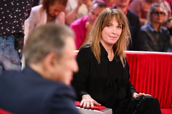 Sa belle-fille Stéfanie Jarre (fille de son épouse Dany Saval qu'il a adoptée ndlr) dont il est particulièrement proche a également été conviée sur son emblématique plateau.

Exclusif - Stéfanie Jarre et Michel Drucker - Enregistrement de l'émission Vivement dimanche au studio Rive Gauche, présentée par M.Drucker, diffusée le 07 septembre 2025 sur France 3.  © Guillaume Gaffiot / Bestimage