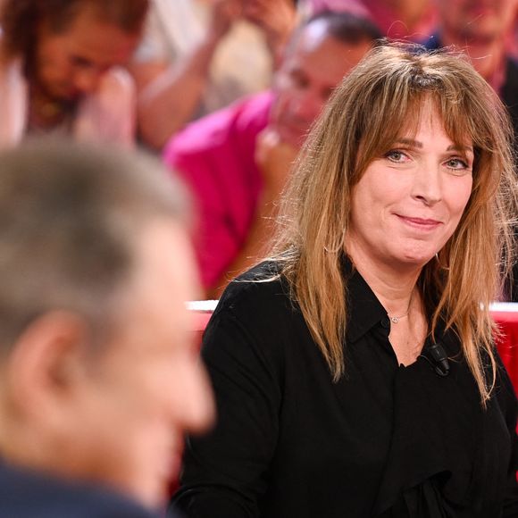 Sa belle-fille Stéfanie Jarre (fille de son épouse Dany Saval qu'il a adoptée ndlr) dont il est particulièrement proche a également été conviée sur son emblématique plateau.

Exclusif - Stéfanie Jarre et Michel Drucker - Enregistrement de l'émission Vivement dimanche au studio Rive Gauche, présentée par M.Drucker, diffusée le 07 septembre 2025 sur France 3.  © Guillaume Gaffiot / Bestimage