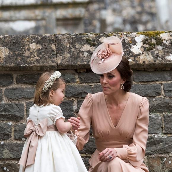 Catherine (Kate) Middleton, duchesse de Cambridge et la princesse Charlotte de Cambridge - Mariage de P. Middleton et J. Matthew, en l'église St Mark Englefield, Berkshire, Royaume Uni, le 20 mai 2017.