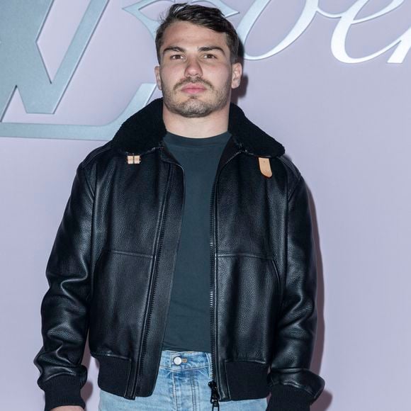 La coqueluche du rugby français Antoine Dupont était présent

Antoine Dupont - Photocall pour le défilé Louis Vuitton prêt à porter hommes Automne / hiver  2025 - 2026 lors de la fashion week à Paris le 21 2025. © Olivier Borde /Bestimage