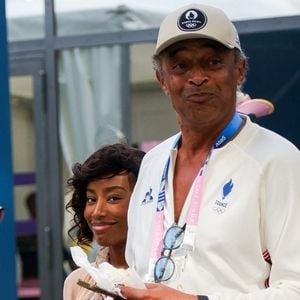 Yannick Noah et sa compagne Malika quittent les épreuves de gymnastique lors des Jeux Olympiques de Paris2024 (JO) le 4 aout 2024.