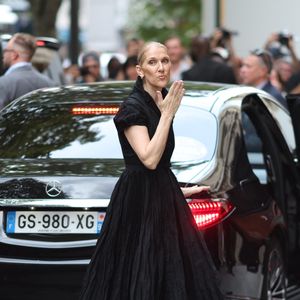 Céline Dion à la sortie de l'hôtel Royal Monceau à Paris avant l'ouverture des Jeux Olympiques (JO) de Paris 2024, à Paris, France, le 24 juillet 2024. (Agence/Bestimage).