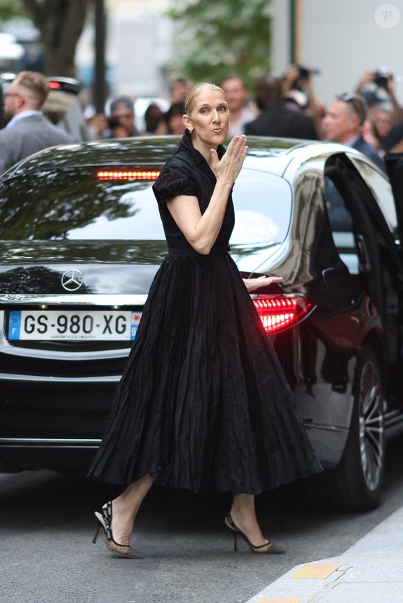 Céline Dion à la sortie de l'hôtel Royal Monceau à Paris avant l'ouverture des Jeux Olympiques (JO) de Paris 2024, à Paris, France, le 24 juillet 2024. (Agence/Bestimage).