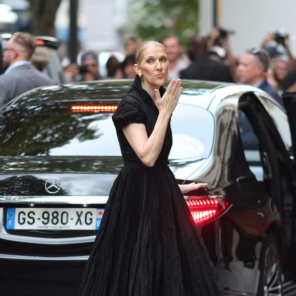 Céline Dion à la sortie de l'hôtel Royal Monceau à Paris avant l'ouverture des Jeux Olympiques (JO) de Paris 2024, à Paris, France, le 24 juillet 2024. (Agence/Bestimage).