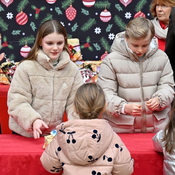 Le prince Albert II de Monaco, la princesse Charlene et leurs enfants la princesse Gabriella et le prince héréditaire Jacques ont accueilli les enfants monégasque pour le traditionnel arbre de Noël du Palais à Monaco, le 17 décembre 2025. © Bruno Bebert/Bestimage