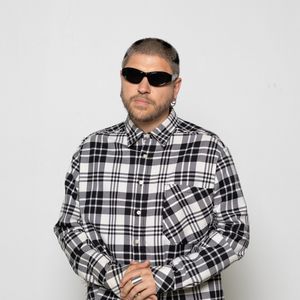 Le DJ évoque le non-respect de plusieurs engagements contractuels, financiers, techniques et d'accueil.

Mosimann au défilé Jeanne Friot "Collection Homme Prêt-à-Porter Printemps/Eté 2027" lors de la Fashion Week de Paris, le 24 juin 2026

© Jérémy Melloul / Bestimage