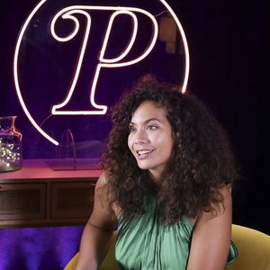 Vaimalama Chaves pose pour notre entretien En Privé avec, dans le cadre de la promotion de son premier livre "O Vai" (éd. First) - dans les locaux de Webedia